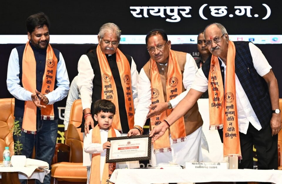 मुख्यमंत्री ने पीएसवाय उत्कृष्टता सम्मान समारोह में प्रतिभावान छात्र-छात्राओं को किया सम्मानित