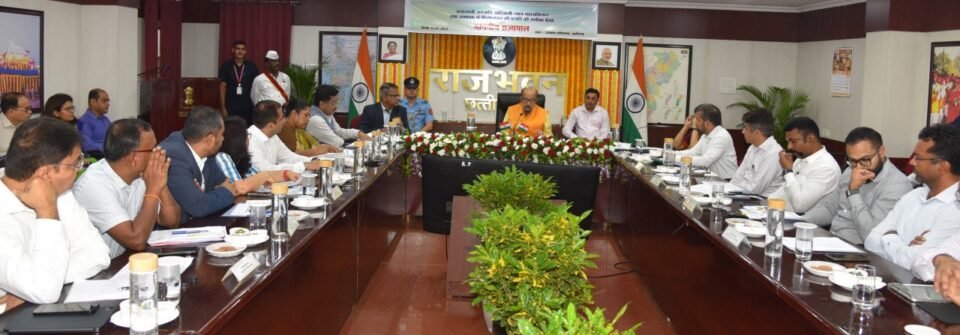 राज्यपाल ने प्रधानमंत्री जनमन योजना के क्रियान्वयन की समीक्षा की, कहा - केवल रिर्पाेर्ट पर निर्भर न रहें अधिकारी, निचले स्तर पर जाकर योजनाओें का क्रियान्वयन देखें