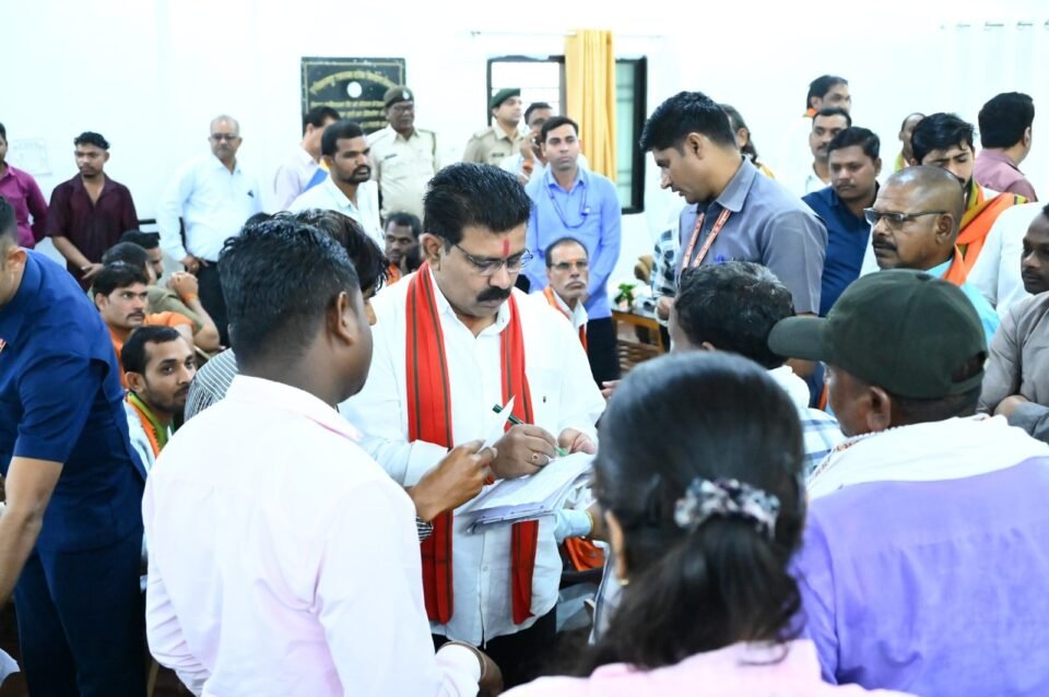 वनांचल रेंगाखार में उपमुख्यमंत्री विजय शर्मा ने सुनी जनसमस्याएँ, कई मांगों का किया मौके पर निराकरण