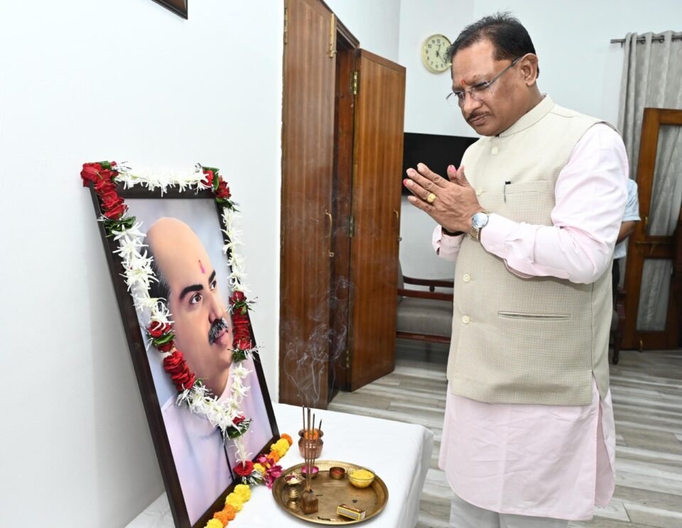 मुख्यमंत्री विष्णु देव साय ने डॉ. श्यामा प्रसाद मुखर्जी की जयंती पर अर्पित की श्रद्धांजलि