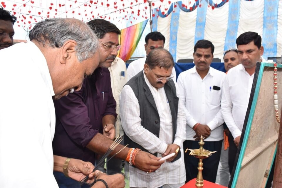 सांसद संतोष पांडेय स्वामी आत्मानंद स्कूल सहसपुर लोहारा में आयोजित शाला प्रवेशोत्सव कार्यक्रम में हुए शामिल, सांसद बोले - शिक्षा जीवन का एक महत्वपूर्ण अंग