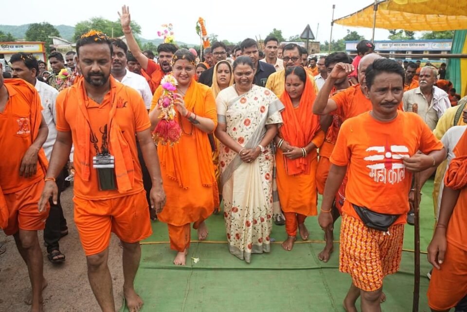 कांवड़ यात्रा के चौथे दिन पंडरिया विधायक भावना बोहरा के साथ पदयात्रा में शामिल हुईं पत्थलगांव विधायक गोमती साय