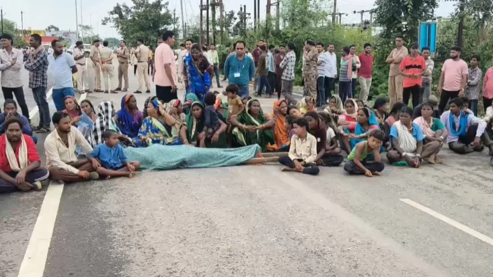 युवक की आत्महत्या से तनाव: परिजनों ने पुलिस प्रताड़ना का लगाया आरोप, शव रखकर हाईवे पर किया चक्का जाम