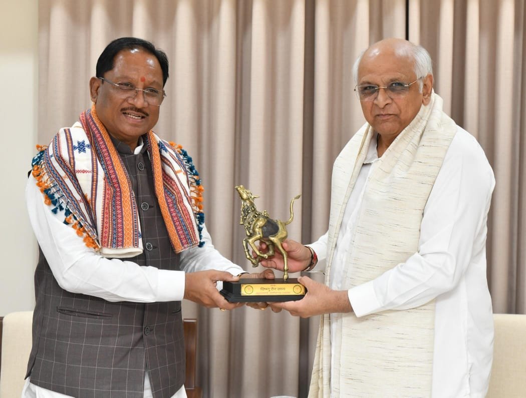 मुख्यमंत्री विष्णु देव साय ने गांधीनगर में गुजरात के मुख्यमंत्री भूपेंद्र पटेल से की सौजन्य भेंट