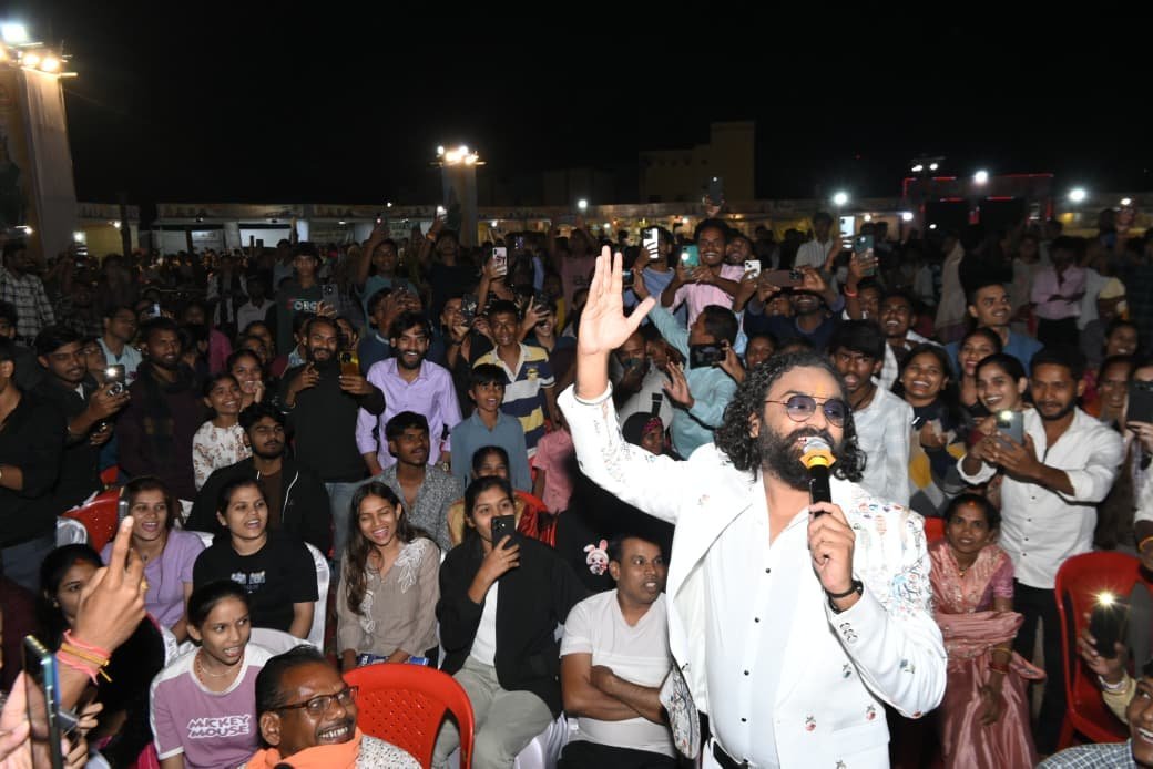राज्योत्सव रजत जयंती के दूसरे दिन छाया छत्तीसगढ़ी गीत-संगीत का जादू, प्रसिद्ध गायक अनुराग शर्मा ने मधुर अवाज से मोहा दर्शकों का मन